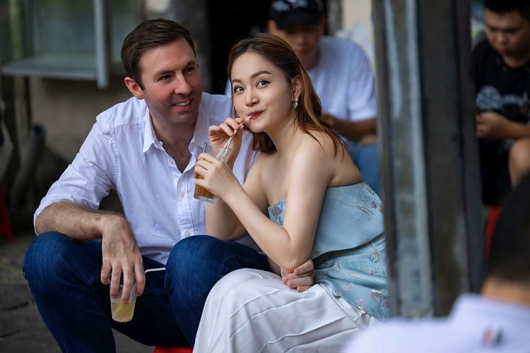 Vợ chồng Lan Phương lãng mạn đón thu Hà Nội