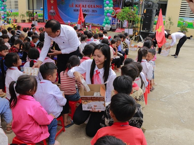 Hoa hậu H'Hen Niê khánh thành giếng nước mới nhân ngày Khai giảng tại Lai Châu
