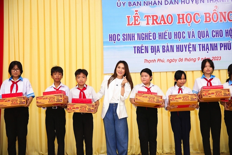 Mỹ Tâm tiếp tục hành trình 'Nâng bước ngày mai', trao 100 suất học bổng cho các trẻ em khó khăn