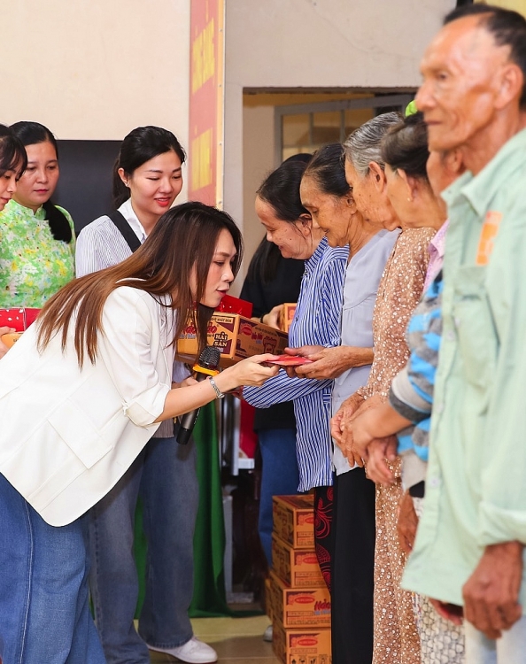 Mỹ Tâm tiếp tục hành trình 'Nâng bước ngày mai', trao 100 suất học bổng cho các trẻ em khó khăn