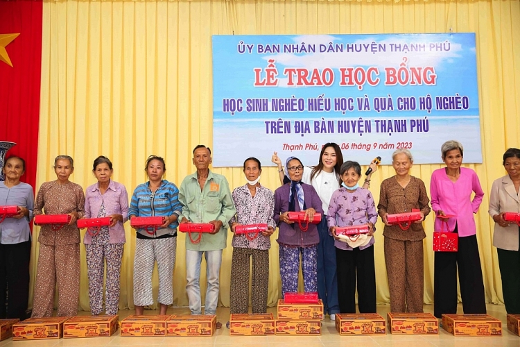 Mỹ Tâm tiếp tục hành trình 'Nâng bước ngày mai', trao 100 suất học bổng cho các trẻ em khó khăn