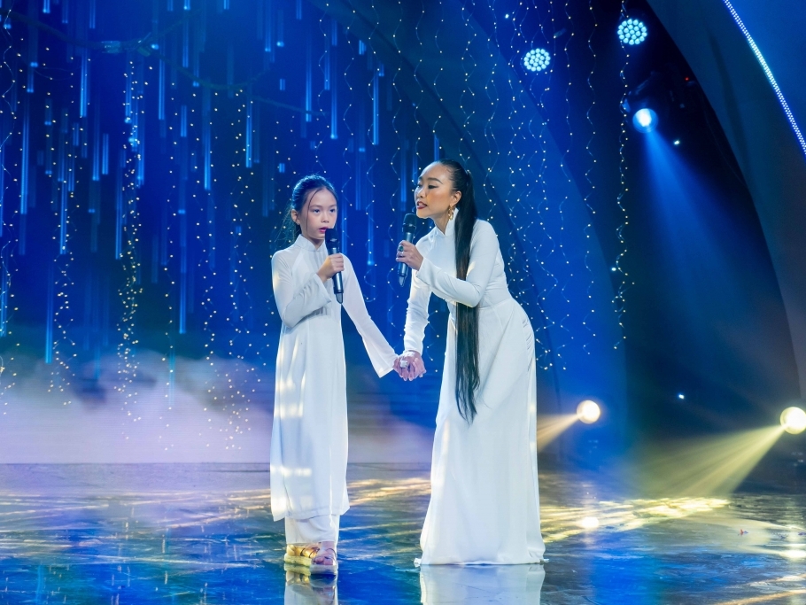 'Ký ức ngọt ngào': Đoan Trang cùng con gái hát 'Tuổi đời mênh mông' tặng Tam ca Áo Trắng