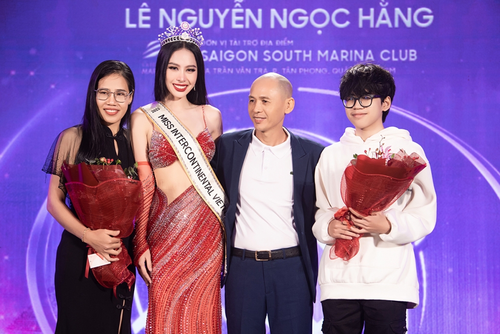 Á hậu Ngọc Hằng trổ tài ca hát và vũ đạo trong buổi nhận sash 'Miss Intercontinental Vietnam 2023'