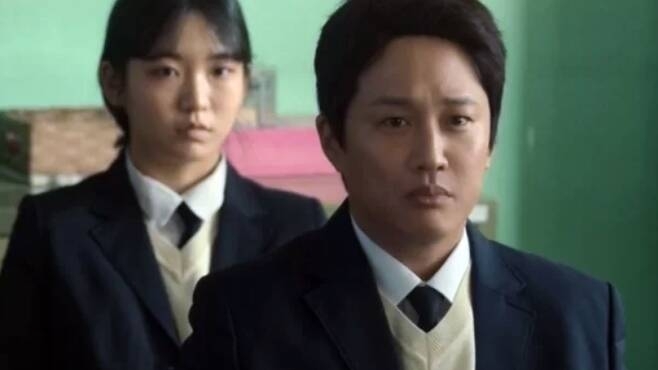 Cha Tae Hyun gây tranh cãi khi vào vai học sinh trung học trong 'Moving'