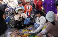 'Đệ nhất mưu sinh': Huy Khánh bất lực khi ra chợ bán mực mà không ai mua