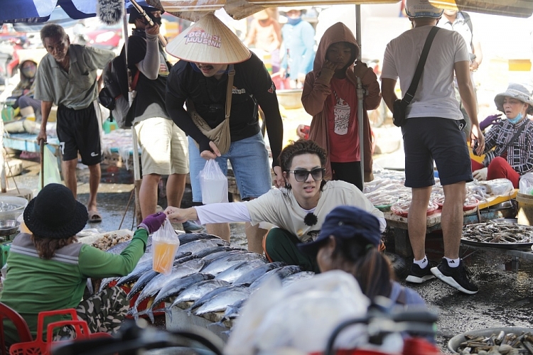 'Đệ nhất mưu sinh': Huy Khánh bất lực khi ra chợ bán mực mà không ai mua