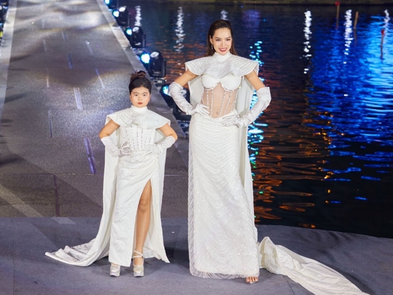 Thanh Như - Gương mặt mẫu nhí triển vọng trình diễn màn vedette cùng 'Miss Grand' Lê Hoàng Phương