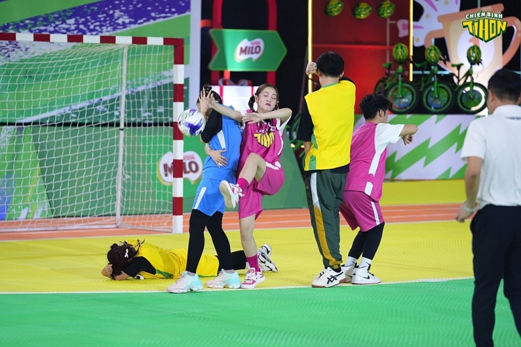 'Chiến binh tí hon': Puka lần đầu làm thủ môn, đối mặt với chân sút của danh thủ Hồng Sơn