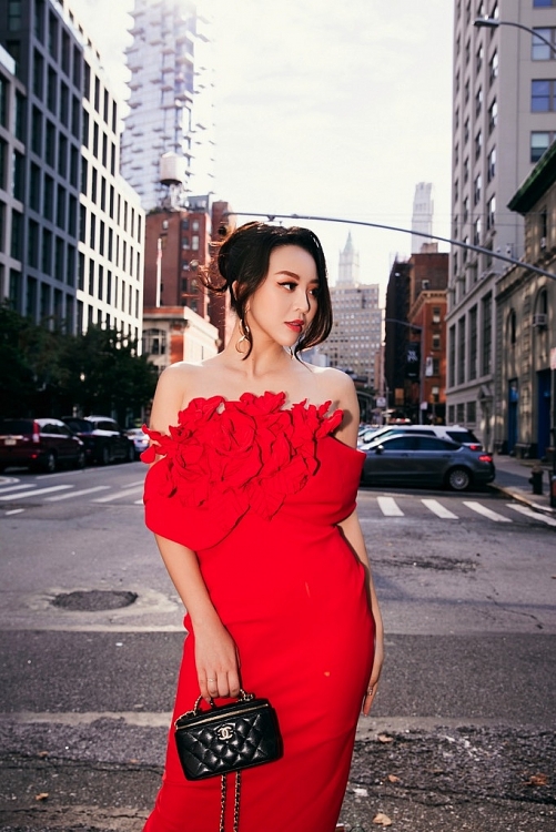 Á hậu điện ảnh Thư Đình rực sắc đỏ tại show thời trang quốc tế của Đỗ Mạnh Cường, lên bìa tạp chí tại Mỹ