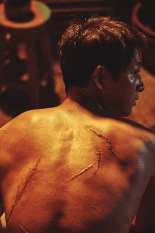 Song Joong Ki khoe thân nóng bỏng trong phim mới 'Hopeless'