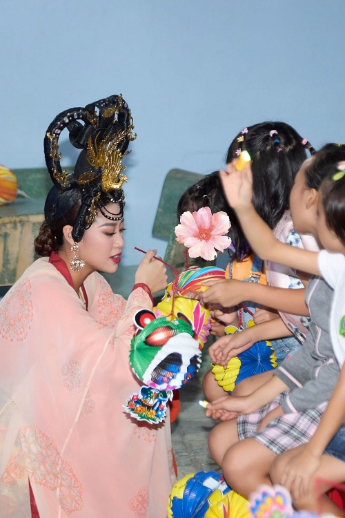 Hoa hậu Khánh Vân hóa chị Hằng tổ chức rước đèn cùng các em nhỏ từng chịu nhiều tổn thương