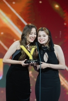 Freen Sarocha Chankimha và Becky Rebecca Patricia Armstrong lập cú 'hat trick' tại 'Feed Y Capital Awards 2023'