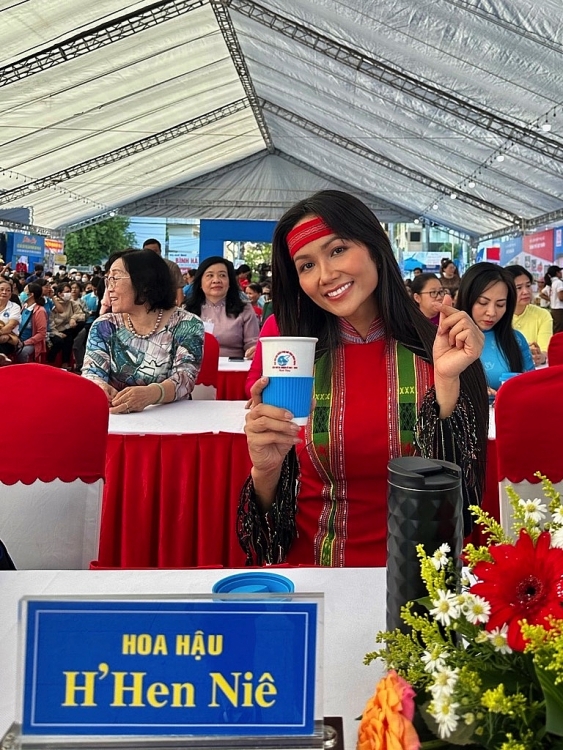 Hoa hậu H'Hen Niê nhận bằng khen Nghệ sĩ vì cộng đồng, trao quà Trung thu cho trẻ em tại Hậu Giang