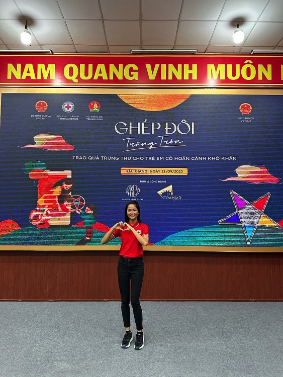 Hoa hậu H'Hen Niê nhận bằng khen Nghệ sĩ vì cộng đồng, trao quà Trung thu cho trẻ em tại Hậu Giang