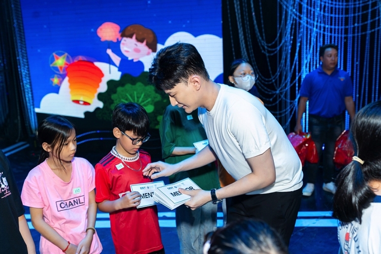 Hồ Ngọc Hà, Hương Giang, Lan Khuê trao quà Trung thu cho trẻ em có hoàn cảnh khó khăn