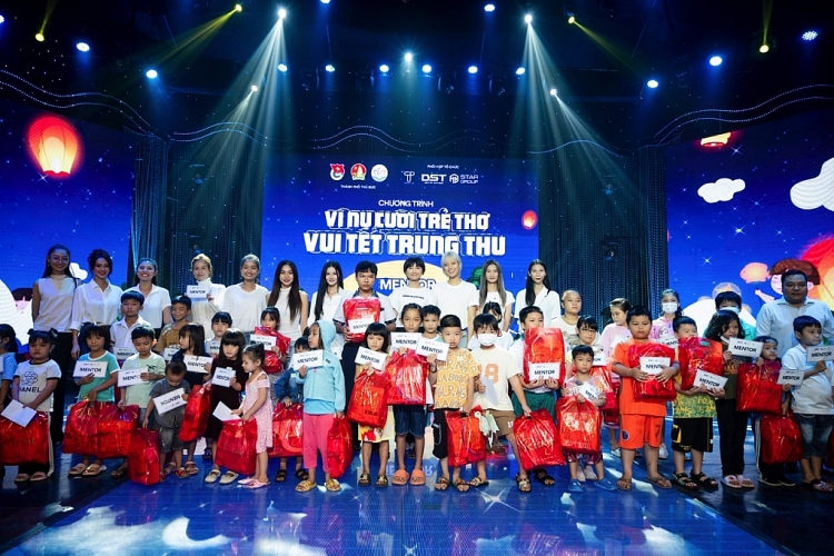 Hồ Ngọc Hà, Hương Giang, Lan Khuê trao quà Trung thu cho trẻ em có hoàn cảnh khó khăn