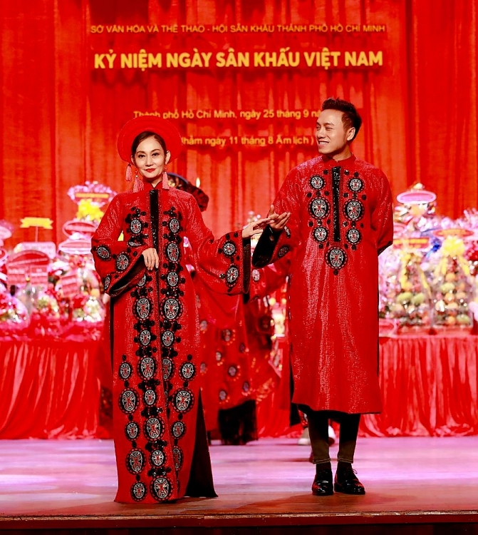 'Cội nguồn sân khấu' của NTK Việt Hùng lộng lẫy trong đêm tri ân Tổ nghiệp