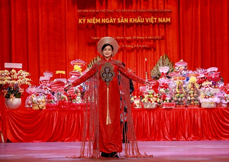 'Cội nguồn sân khấu' của NTK Việt Hùng lộng lẫy trong đêm tri ân Tổ nghiệp