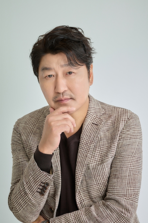 Nam tài tử 'Ký sinh trùng' Song Kang Ho 'lấn sân' làm đạo diễn trong 'Cú máy ăn tiền'