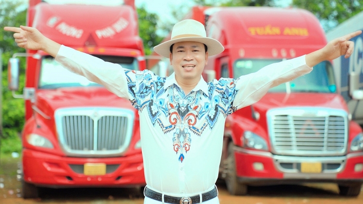 Michael Lang chơi lớn thuê 39 xe container quay MV 'Sầu riêng năm nay được quá em ơi'