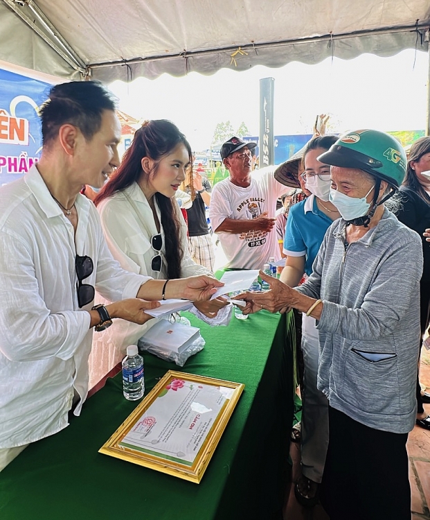 Gia đình Lý Hải - Minh Hà dành trọn vẹn ngày sinh nhật để làm từ thiện