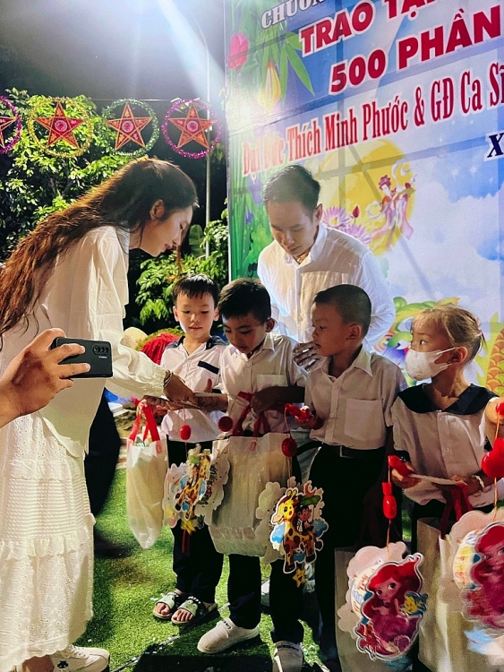 Gia đình Lý Hải - Minh Hà dành trọn vẹn ngày sinh nhật để làm từ thiện