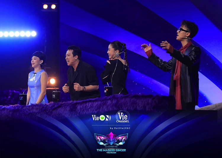 'The masked singer Vietnam – Ca sĩ mặt nạ': Bố Gấu chuyển đổi màu sắc âm nhạc khiến dàn cố vấn và khán giả choáng toàn tập