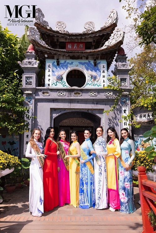 Hơn 70 'Hoa hậu hòa bình quốc tế 2023' khám phá Việt Nam trong áo dài của NTK Ngô Nhật Huy