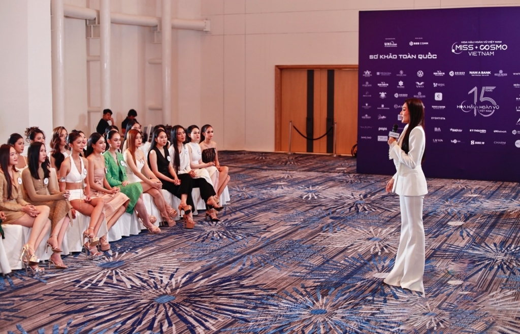Á hậu Lê Thảo Nhi training cho thí sinh 'Hoa hậu hoàn vũ Việt Nam - Miss Cosmo Vietnam 2023'