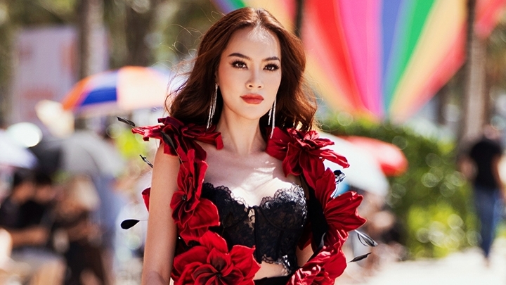 Thí sinh Hoa hậu Hòa bình phấn khích trình diễn thời trang tại Vịnh Hạ Long