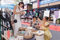 Các nàng hậu 'Miss Earth 2022' thích thú dạo phố và thưởng thức ẩm thực đường phố Sài Gòn