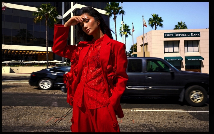 Hoa hậu H'Hen Niê dạo đường phố Los Angeles, tạo dáng chụp ảnh cá tính