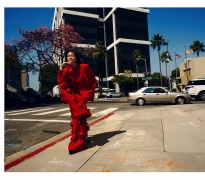 Hoa hậu H'Hen Niê dạo đường phố Los Angeles, tạo dáng chụp ảnh cá tính