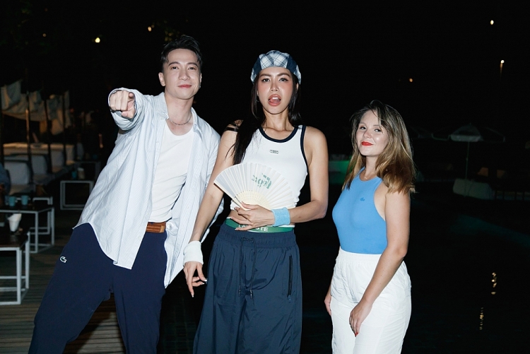 Minh Tú trẻ trung dự sự kiện thời trang tại Singapore