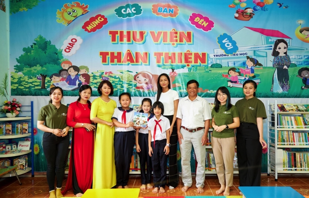 Hoa hậu H'Hen Niê trao thư viện thân thiện 'Room To Read' thứ 7 tại Gia Lai