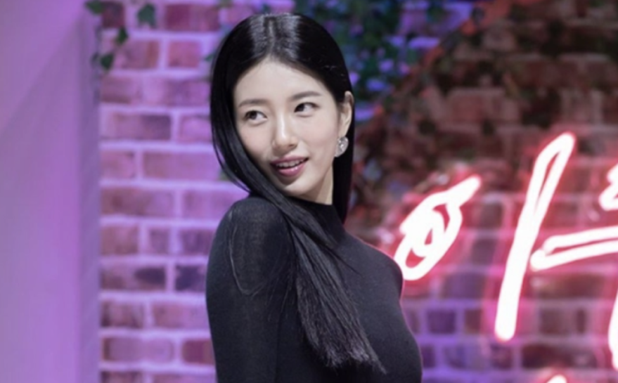 Suzy mặc trang phục xuyên thấu màu đen trong họp báo phim 'Doona!'