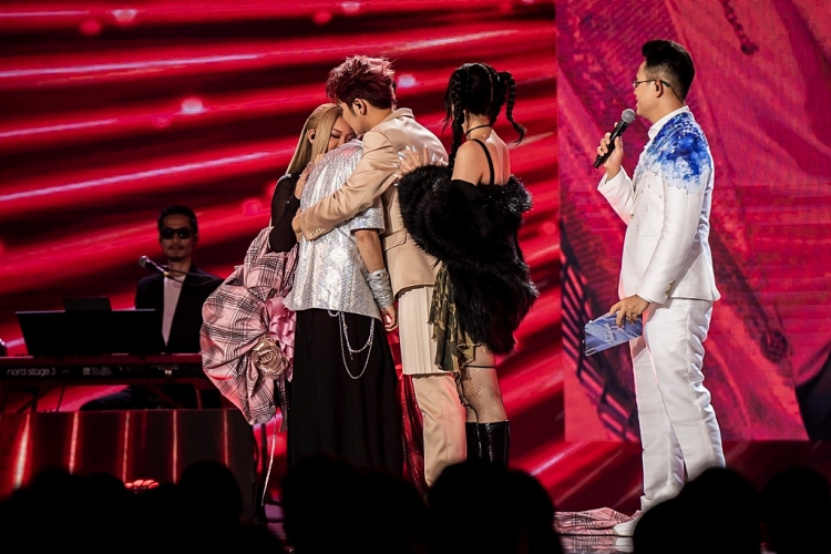 Hà An Huy quỳ trên sân khấu, bật khóc khi trở thành Quán quân 'Vietnam Idol 2023'