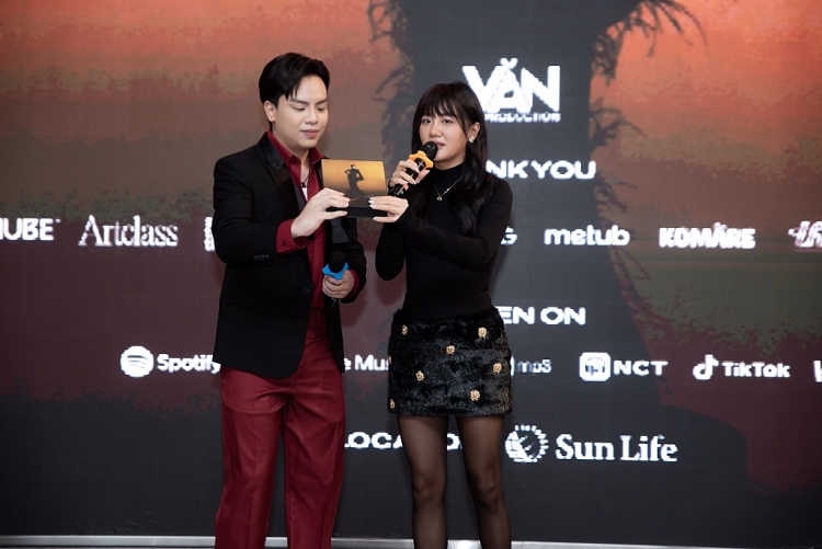 Album 'Minh Tinh' là câu chuyện tình của Hứa KimTuyền, Văn Mai Hương cùng những nam nữ tài tử trong các bộ phim