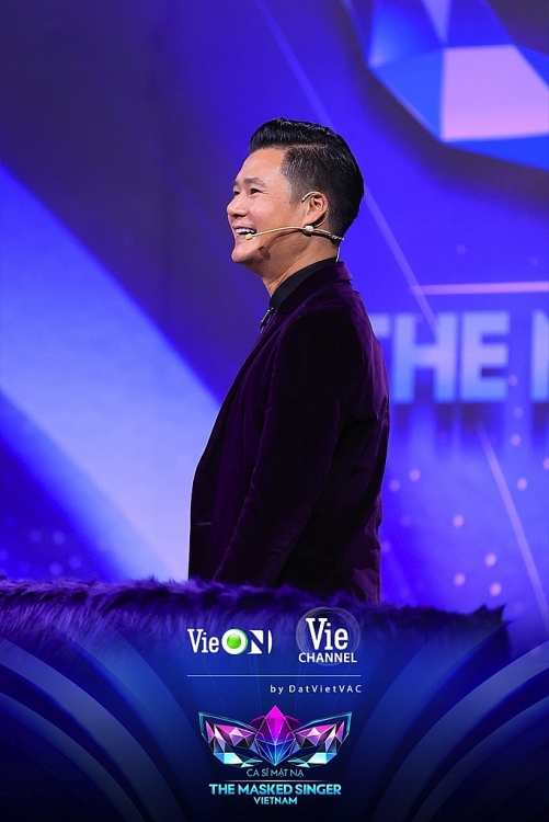 'The masked singer Vietnam': Ca sĩ Quang Dũng lần đầu ngồi ghế Cố vấn khách mời, mê đắm các màn trình diễn của Voi Bản Đôn