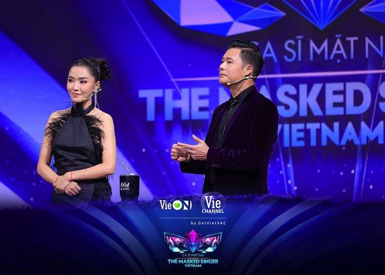 'The masked singer Vietnam': Ca sĩ Quang Dũng lần đầu ngồi ghế Cố vấn khách mời, mê đắm các màn trình diễn của Voi Bản Đôn