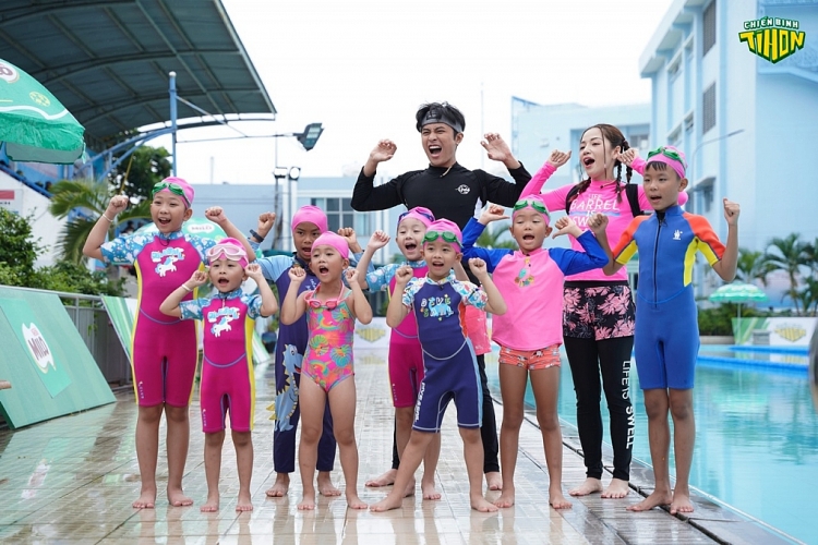 'Chiến binh tí hon': Ngọc Phước – Khả Như xin được bơi cùng các con, Hari Won ân cần chăm sóc các bé
