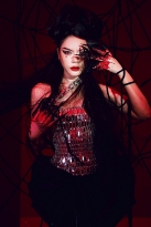 Lý Nhã Kỳ hóa thân thành minh tinh Megan Fox, Black Widow chơi Halloween