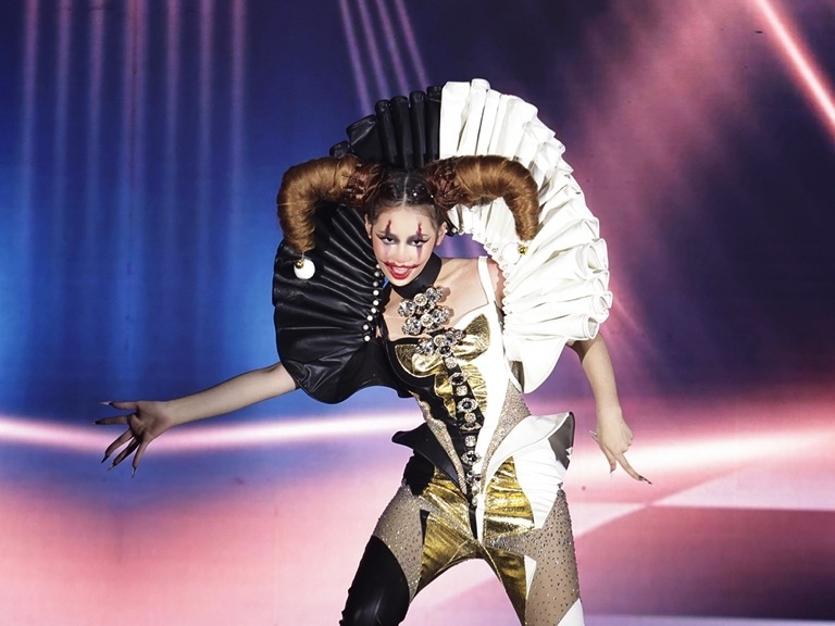 Bảo Hà hóa Drag Queen với vai chú hề, mang nét điên loạn lên sàn diễn show Lê Long Dũng