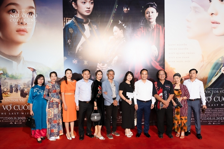 Showbiz Việt háo hức ủng hộ Victor Vũ và 'Người vợ cuối cùng'