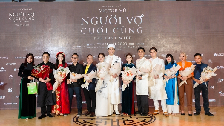 Showbiz Việt háo hức ủng hộ Victor Vũ và 'Người vợ cuối cùng'