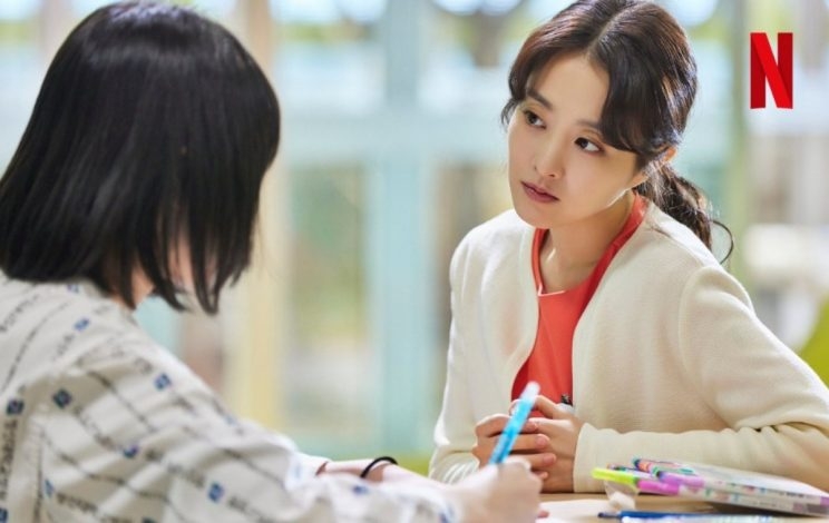 Park Bo Young đạt top 1 Netflix nhờ làm y tá?