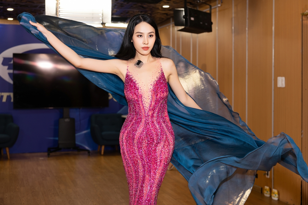 Á hậu Lê Nguyễn Ngọc Hằng catwalk siêu thần thái, khoe vóc dáng nổi bật trong tập 1 'Road to Miss Intercontinental'