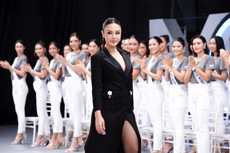 'Tôi là Hoa hậu hoàn vũ Việt Nam': Top 57 đối diện thử thách catwalk trên sân khấu xoay 360 độ