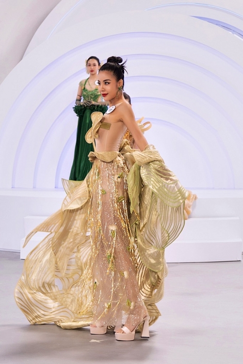 'Tôi là Hoa hậu hoàn vũ Việt Nam': Top 57 đối diện thử thách catwalk trên sân khấu xoay 360 độ