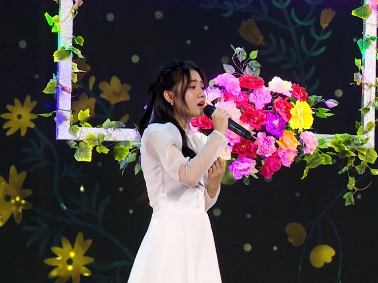 'Người hát tình ca': Giọng ca 15 tuổi Khánh Chi đạt 3 điểm 10 trọn vẹn, xuất sắc giành quyền đi tiếp